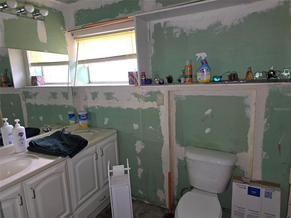 For Sale: $299,900 (2 beds, 1 baths, 1083 Square Feet)