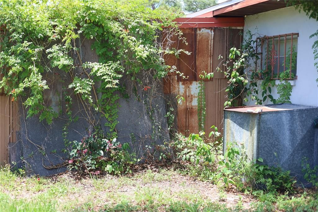 For Sale: $299,900 (2 beds, 1 baths, 1083 Square Feet)