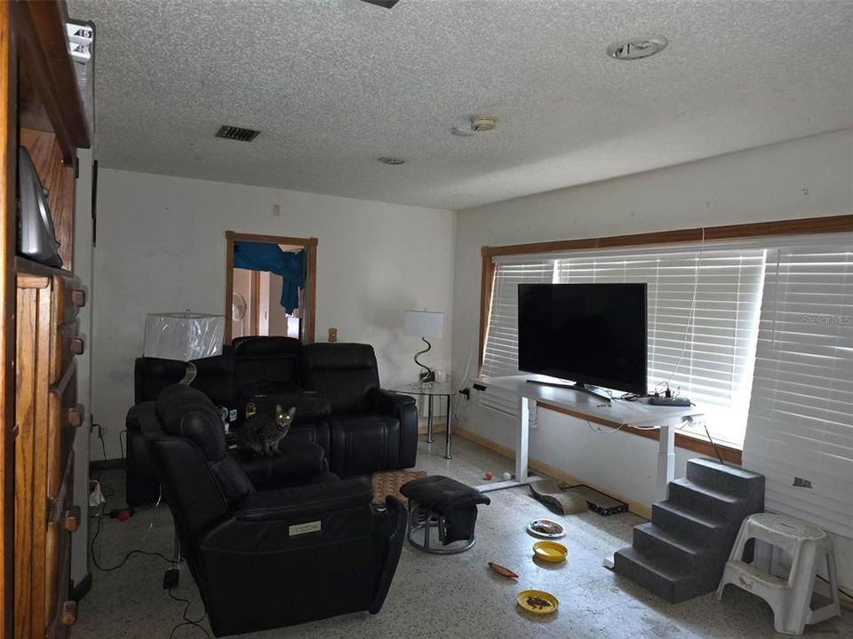 For Sale: $299,900 (2 beds, 1 baths, 1083 Square Feet)