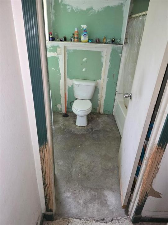 For Sale: $299,900 (2 beds, 1 baths, 1083 Square Feet)