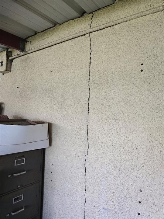 For Sale: $299,900 (2 beds, 1 baths, 1083 Square Feet)
