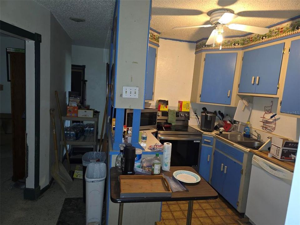 For Sale: $299,900 (2 beds, 1 baths, 1083 Square Feet)