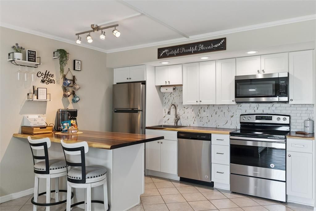 For Sale: $245,000 (1 beds, 1 baths, 459 Square Feet)