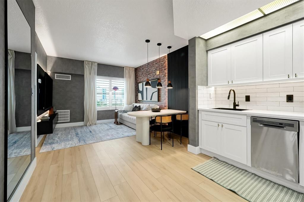 Active With Contract: $210,000 (1 beds, 1 baths, 542 Square Feet)