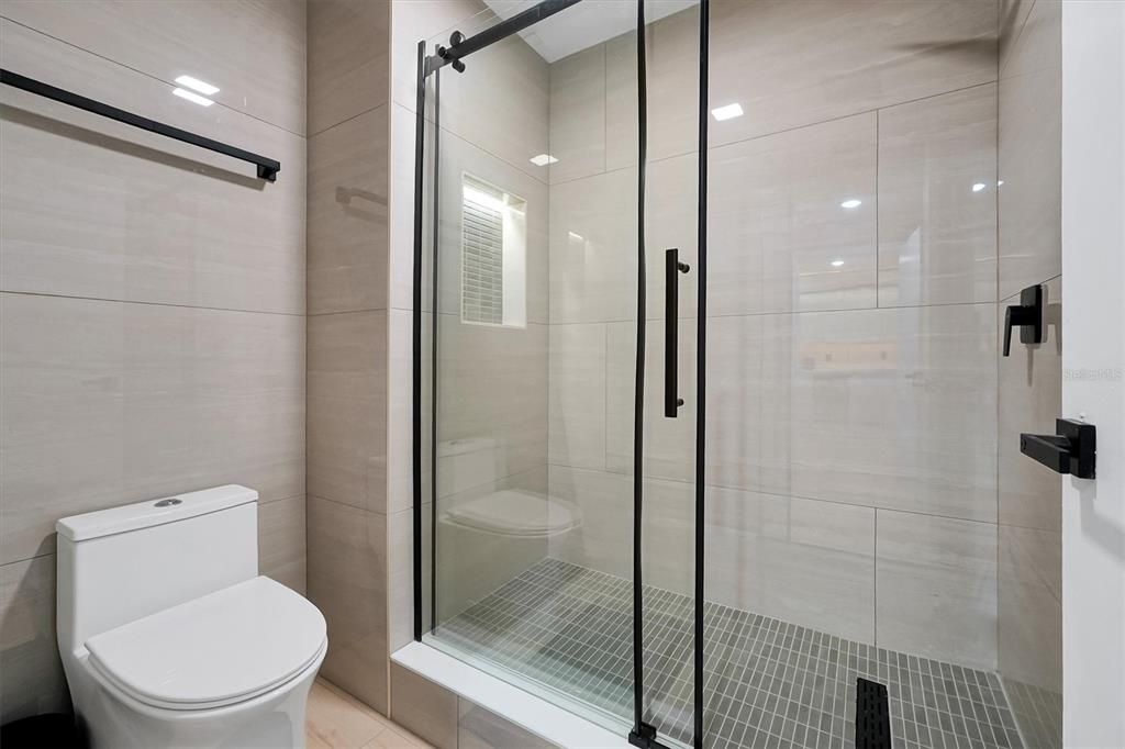 Active With Contract: $210,000 (1 beds, 1 baths, 542 Square Feet)