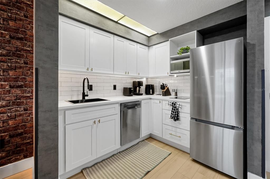 Active With Contract: $210,000 (1 beds, 1 baths, 542 Square Feet)