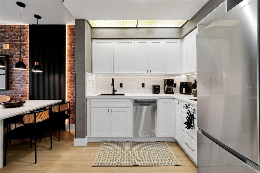 Active With Contract: $210,000 (1 beds, 1 baths, 542 Square Feet)