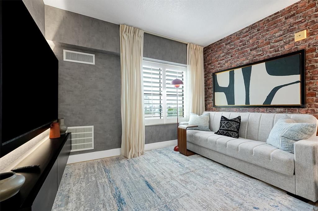 Active With Contract: $210,000 (1 beds, 1 baths, 542 Square Feet)