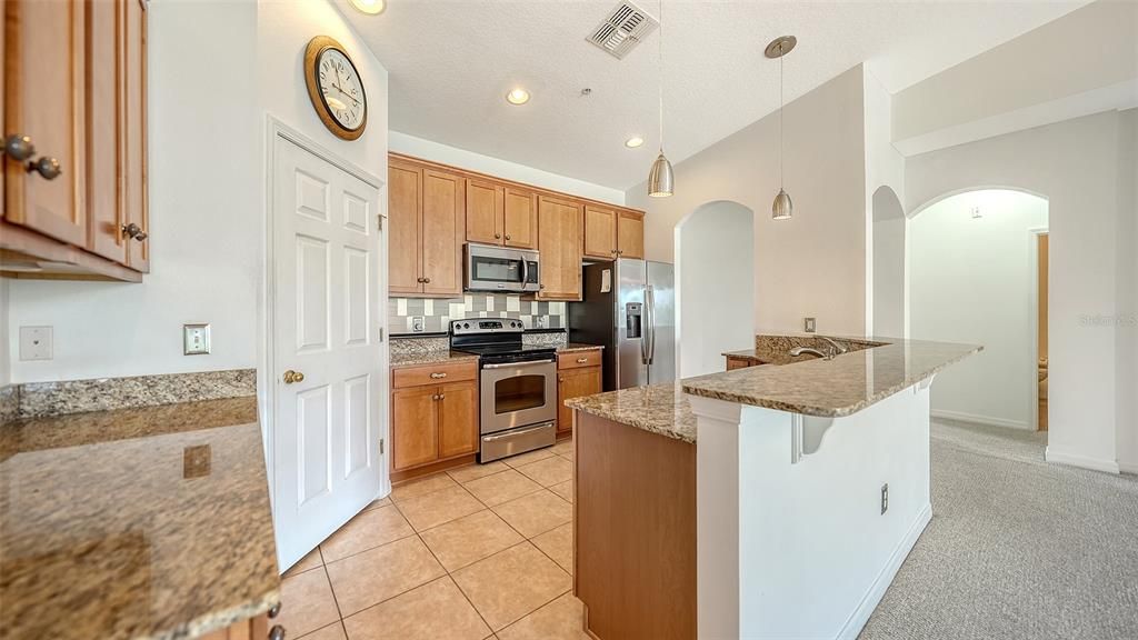 На продажу: $329,900 (2 спален, 2 ванн, 1920 Квадратных фут)