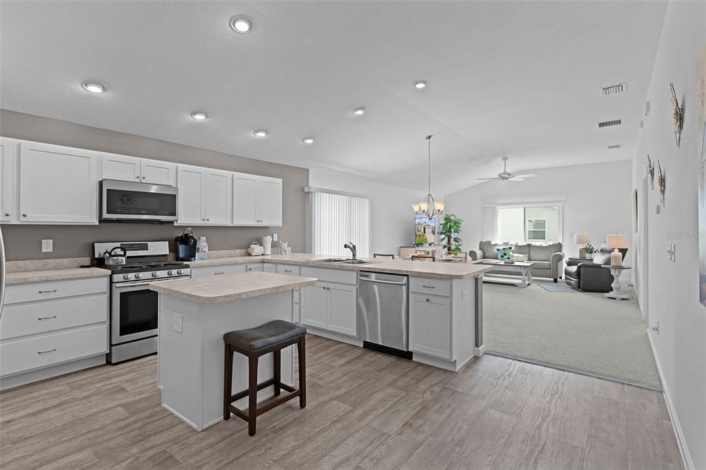 For Sale: $309,000 (2 beds, 2 baths, 1295 Square Feet)
