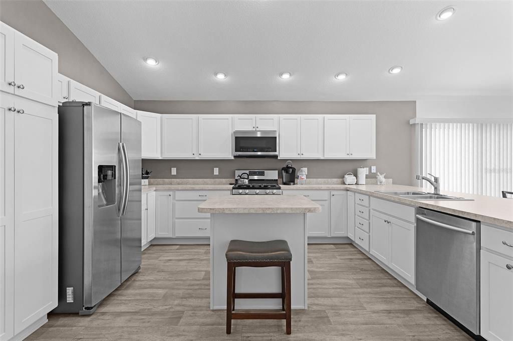 For Sale: $309,000 (2 beds, 2 baths, 1295 Square Feet)