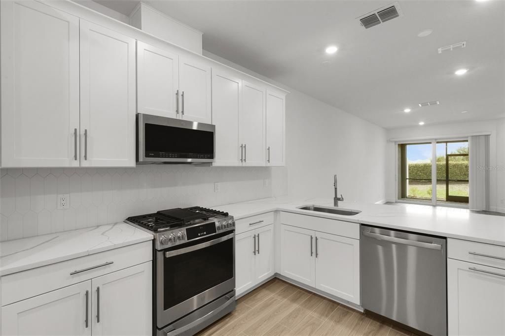 На продажу: $388,999 (2 спален, 2 ванн, 1452 Квадратных фут)