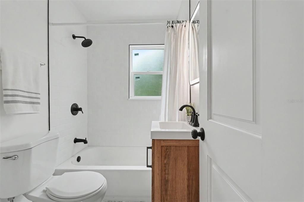 Active With Contract: $300,000 (2 beds, 1 baths, 744 Square Feet)