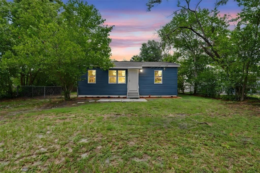 Active With Contract: $300,000 (2 beds, 1 baths, 744 Square Feet)