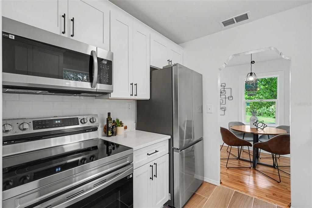 Active With Contract: $300,000 (2 beds, 1 baths, 744 Square Feet)