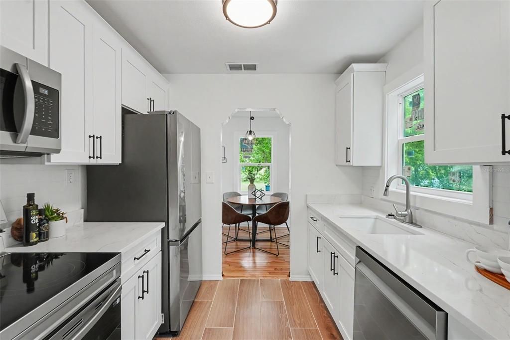 Active With Contract: $300,000 (2 beds, 1 baths, 744 Square Feet)