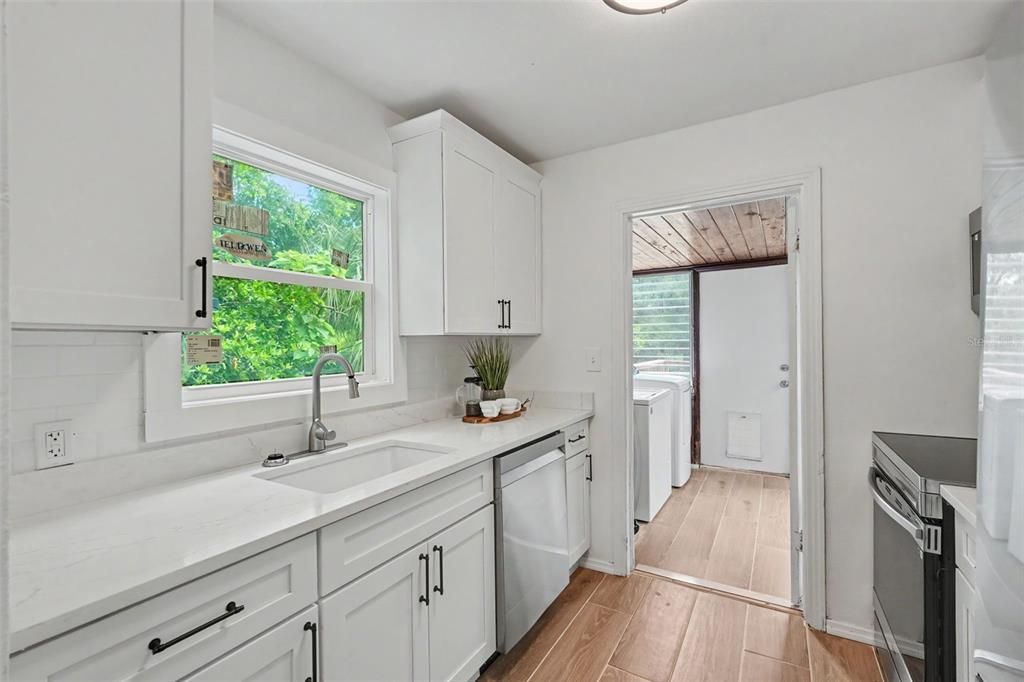 Active With Contract: $300,000 (2 beds, 1 baths, 744 Square Feet)
