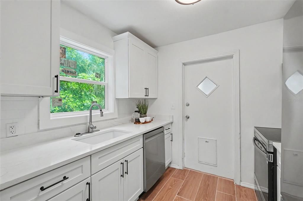 Active With Contract: $300,000 (2 beds, 1 baths, 744 Square Feet)