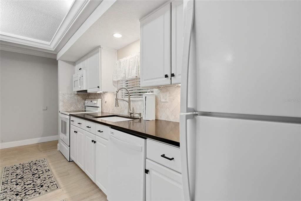 На продажу: $199,000 (2 спален, 1 ванн, 1102 Квадратных фут)
