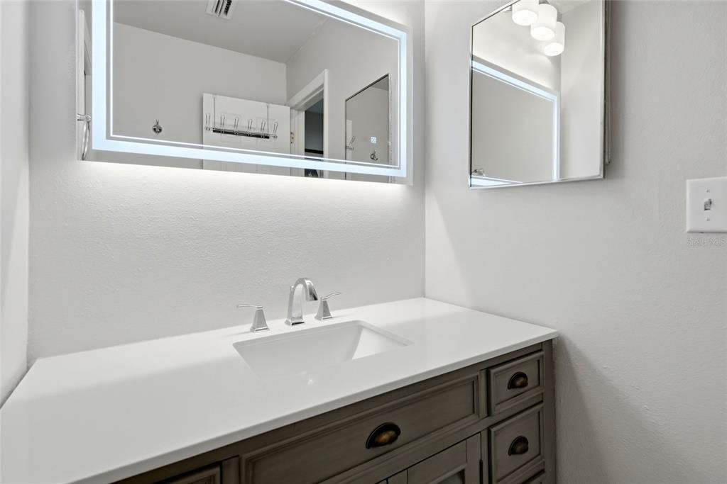 На продажу: $199,000 (2 спален, 1 ванн, 1102 Квадратных фут)