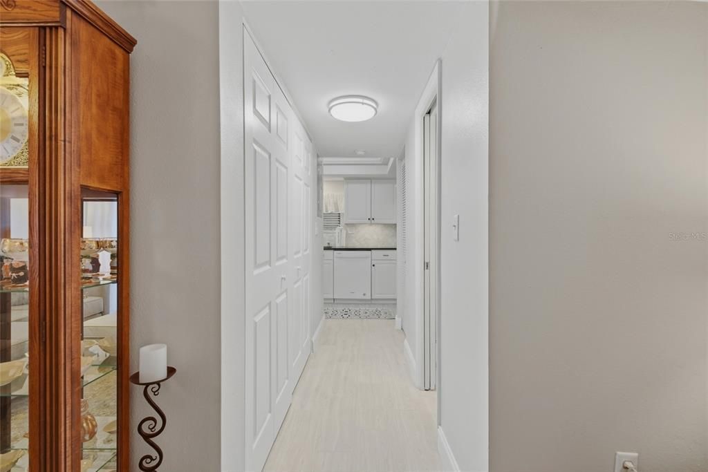 На продажу: $199,000 (2 спален, 1 ванн, 1102 Квадратных фут)