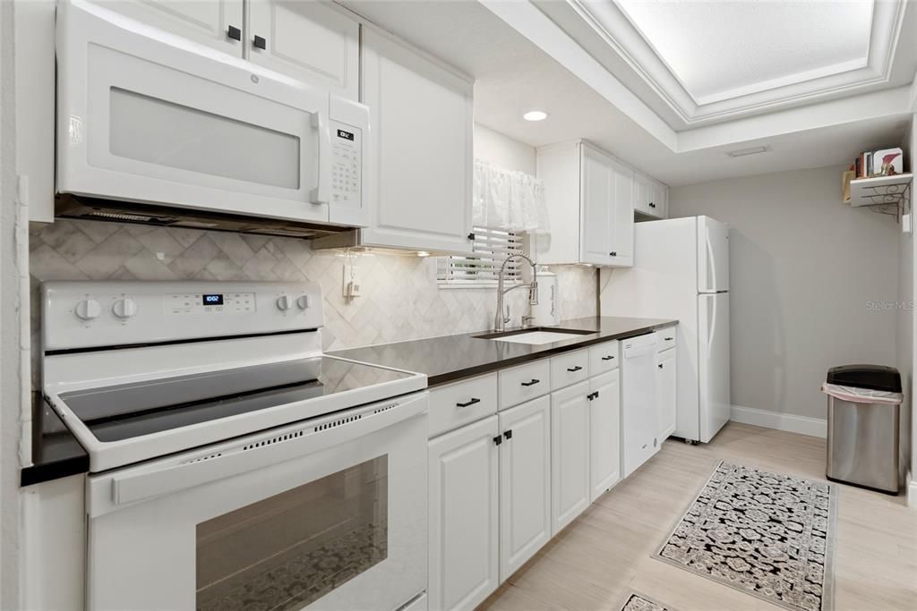 На продажу: $199,000 (2 спален, 1 ванн, 1102 Квадратных фут)