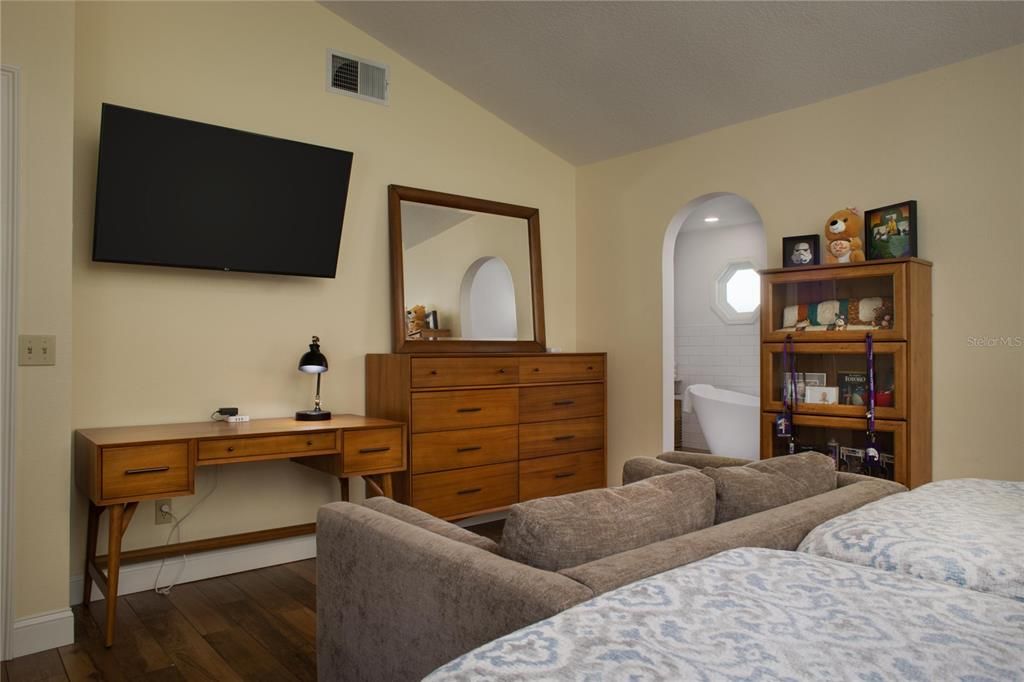 For Sale: $589,000 (4 beds, 2 baths, 2197 Square Feet)