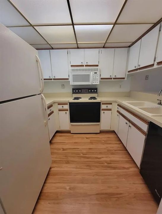 For Rent: $1,400 (2 beds, 2 baths, 955 Square Feet)