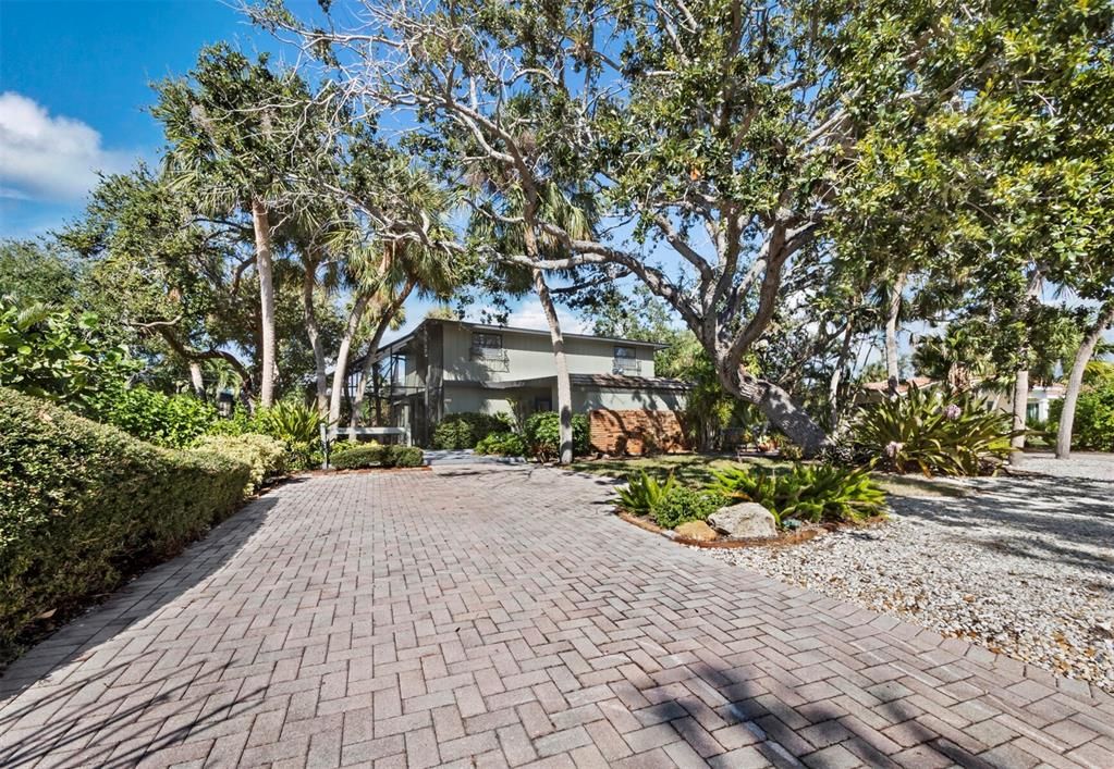 For Sale: $859,000 (3 beds, 2 baths, 2172 Square Feet)