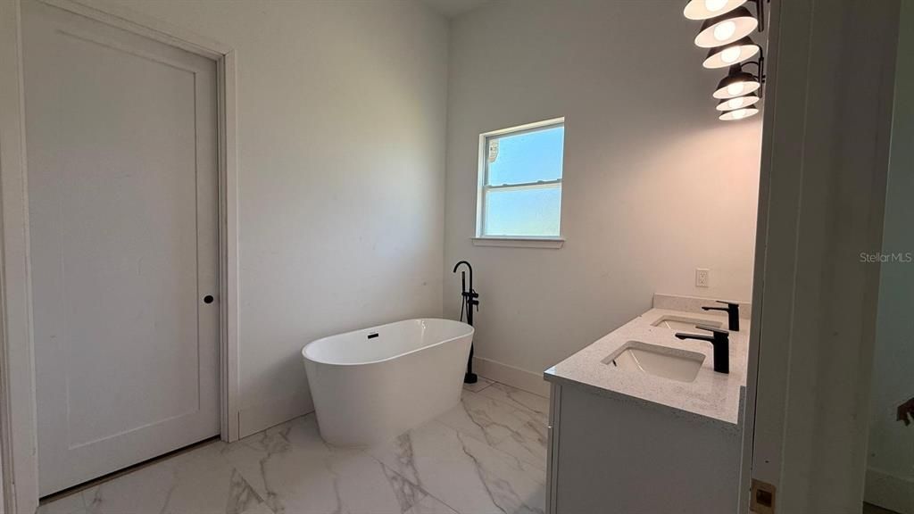 For Sale: $729,000 (4 beds, 2 baths, 1963 Square Feet)