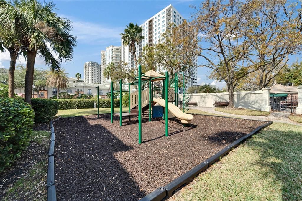 Active With Contract: $3,200 (2 beds, 2 baths, 1183 Square Feet)