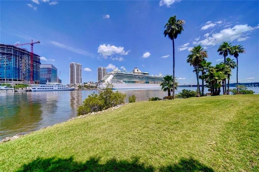 Active With Contract: $3,200 (2 beds, 2 baths, 1183 Square Feet)