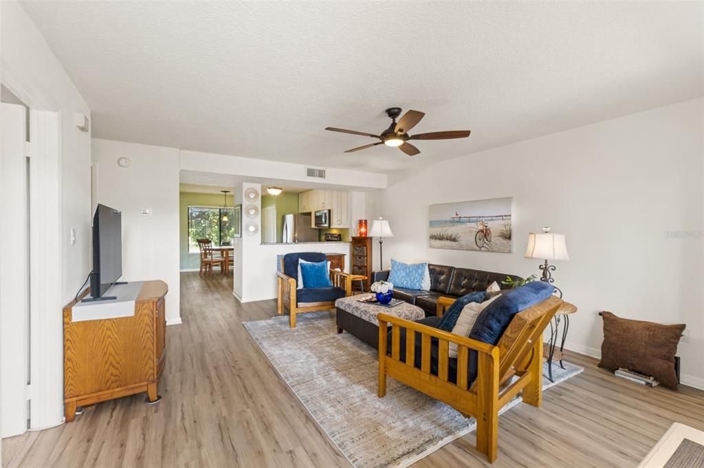 For Sale: $200,000 (2 beds, 1 baths, 888 Square Feet)
