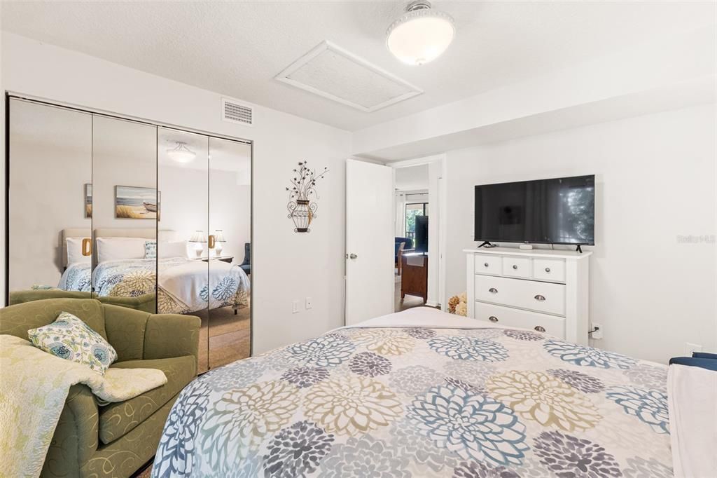 For Sale: $200,000 (2 beds, 1 baths, 888 Square Feet)