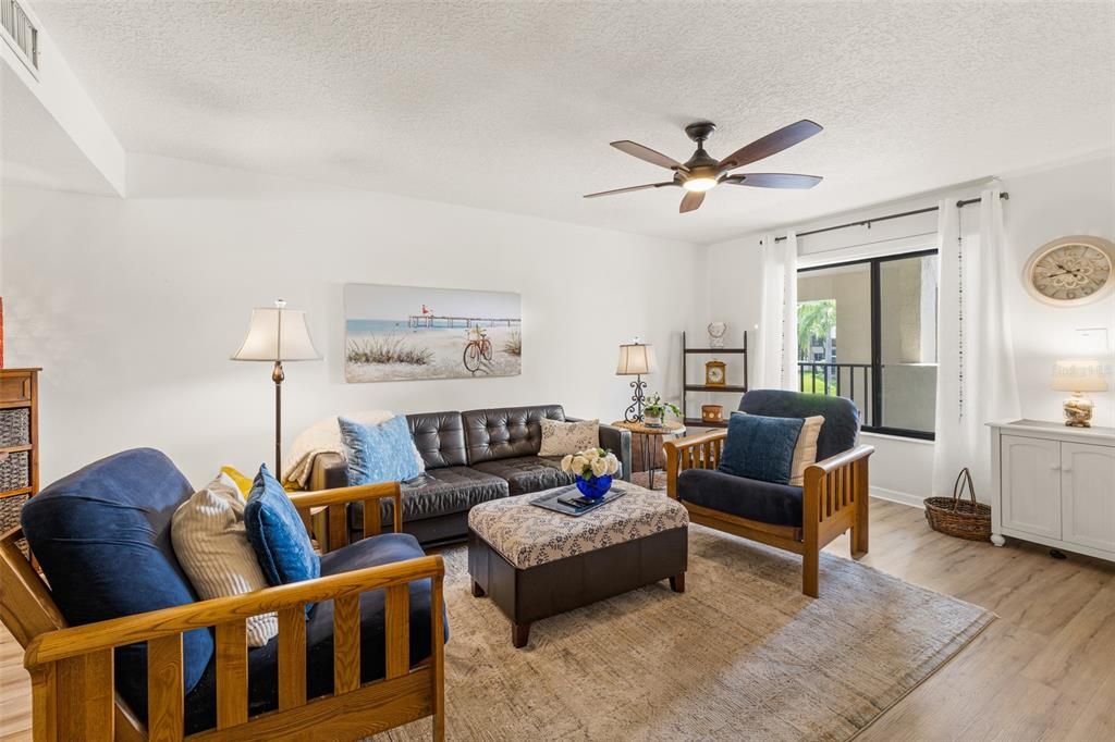 For Sale: $200,000 (2 beds, 1 baths, 888 Square Feet)