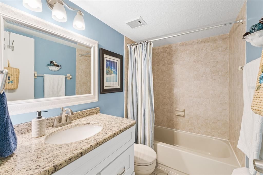 For Sale: $200,000 (2 beds, 1 baths, 888 Square Feet)