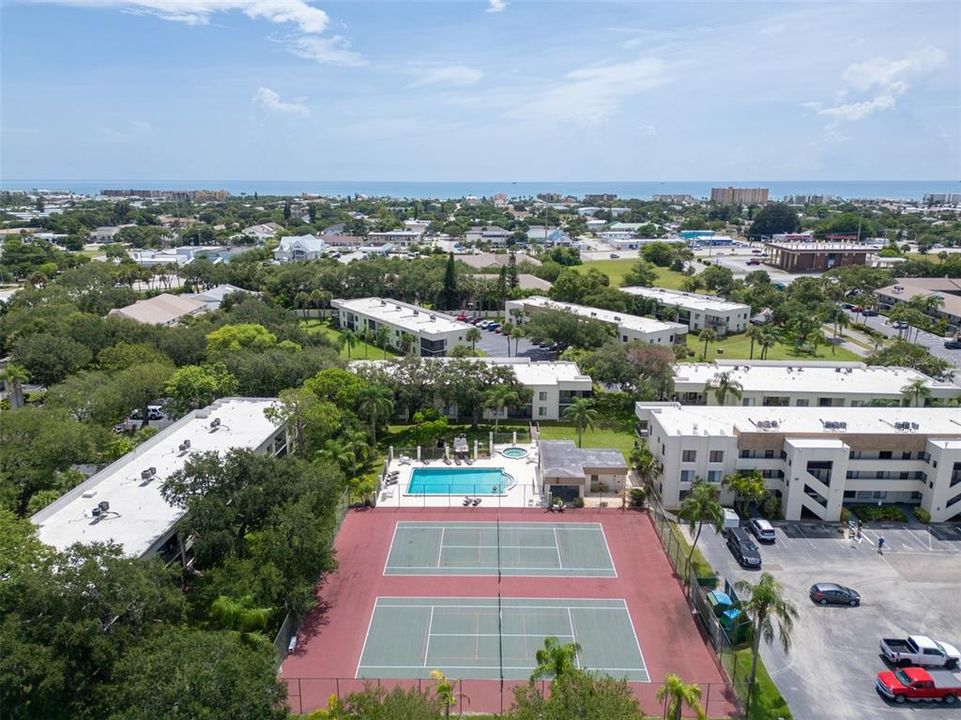 For Sale: $200,000 (2 beds, 1 baths, 888 Square Feet)