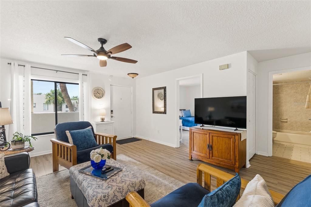 For Sale: $200,000 (2 beds, 1 baths, 888 Square Feet)