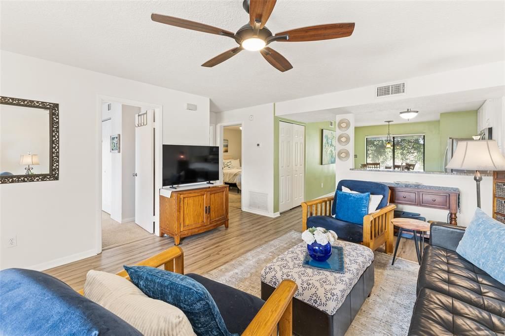For Sale: $200,000 (2 beds, 1 baths, 888 Square Feet)