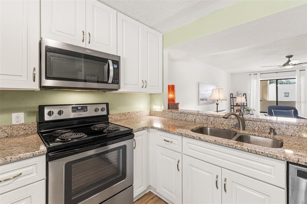 For Sale: $200,000 (2 beds, 1 baths, 888 Square Feet)