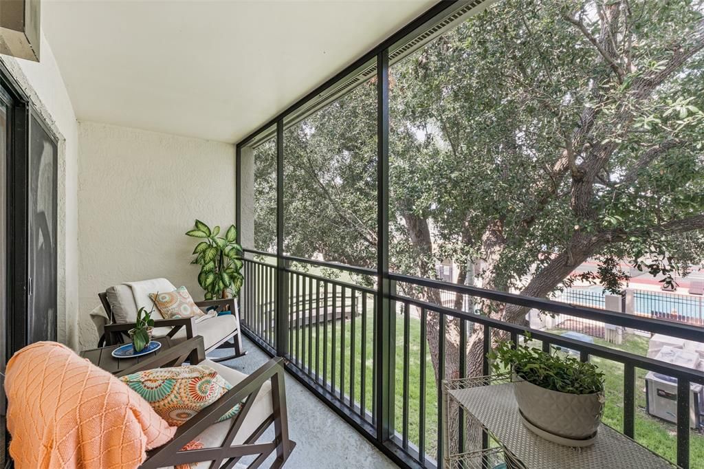 For Sale: $200,000 (2 beds, 1 baths, 888 Square Feet)