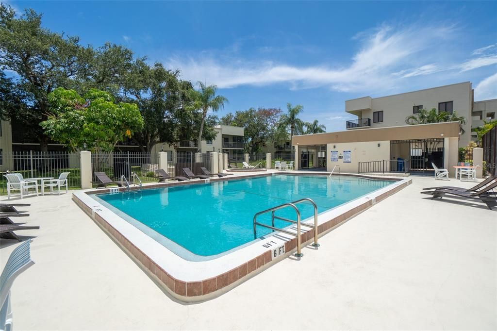 For Sale: $200,000 (2 beds, 1 baths, 888 Square Feet)