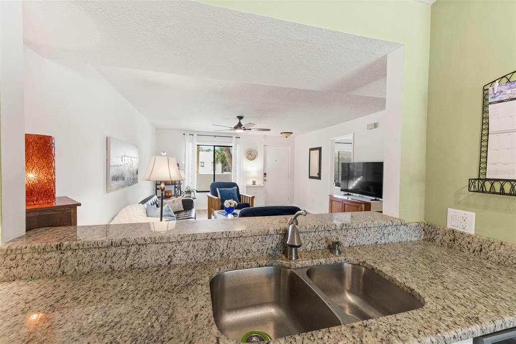 For Sale: $200,000 (2 beds, 1 baths, 888 Square Feet)