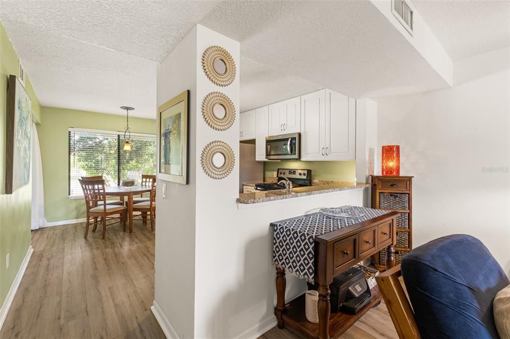 For Sale: $200,000 (2 beds, 1 baths, 888 Square Feet)