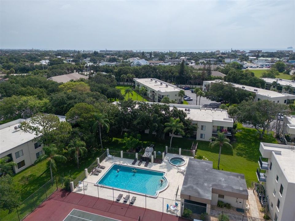 For Sale: $200,000 (2 beds, 1 baths, 888 Square Feet)