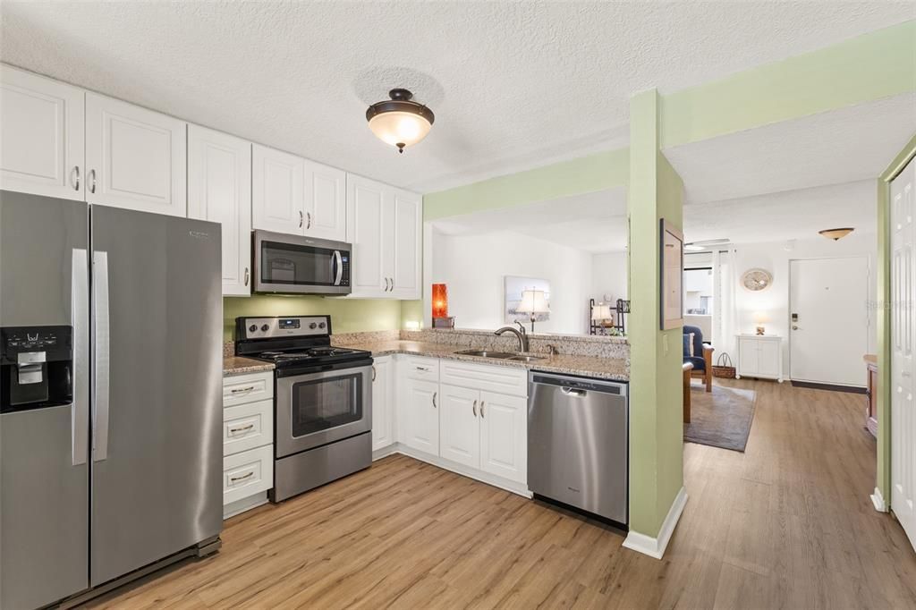 For Sale: $200,000 (2 beds, 1 baths, 888 Square Feet)