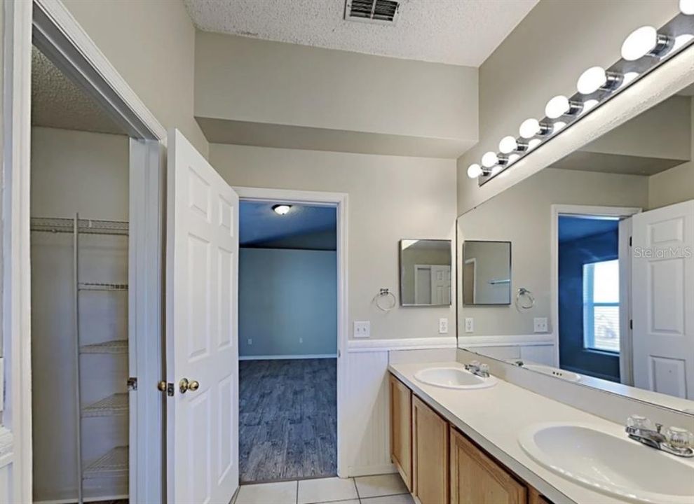 For Rent: $1,800 (4 beds, 2 baths, 1874 Square Feet)