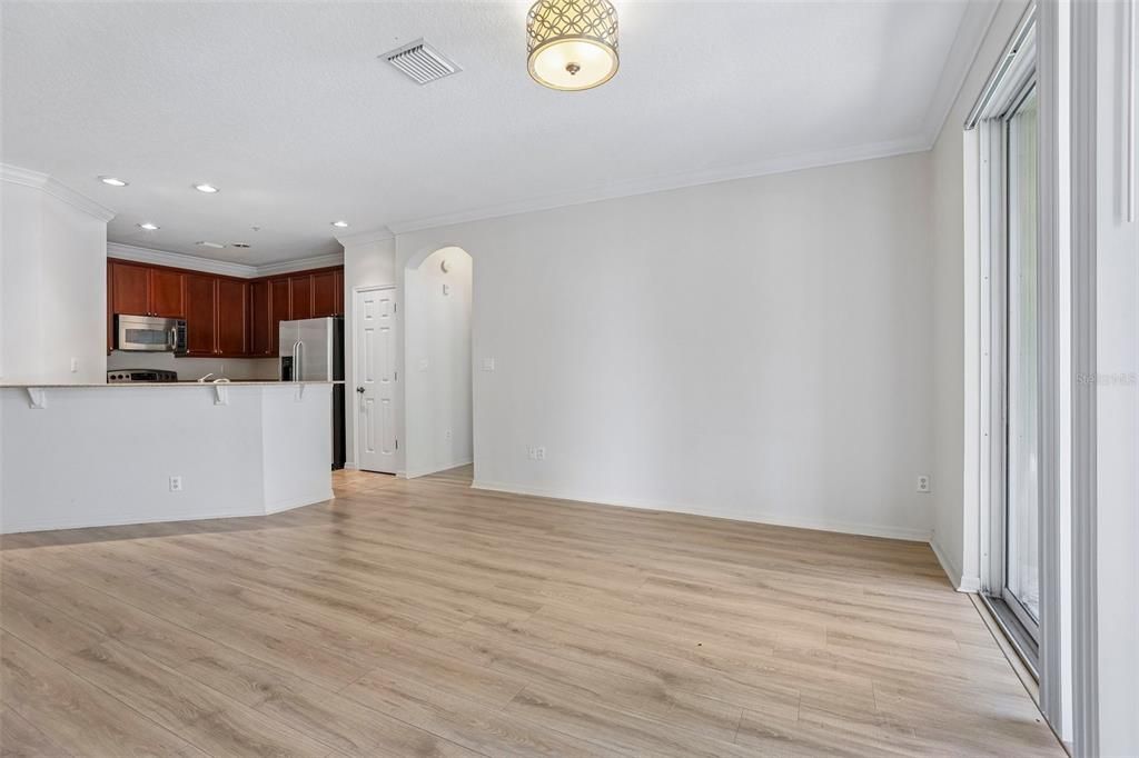 For Sale: $295,000 (2 beds, 2 baths, 1161 Square Feet)