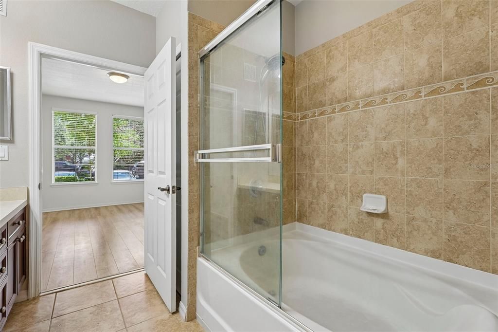 For Sale: $295,000 (2 beds, 2 baths, 1161 Square Feet)