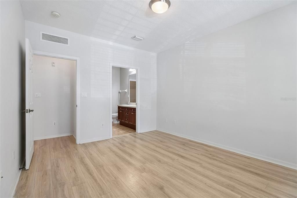 For Sale: $295,000 (2 beds, 2 baths, 1161 Square Feet)